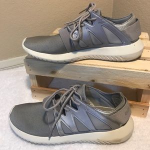 Women’s 7.5 Silver Viral Tubular Adidas.